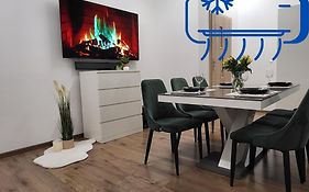 Przestronny Luksusowy Apartament, Klimatyzacja, Duży Parking, Zameldowanie 24h, 2 sypialnie, salon, kuchnia, pralnia, monitoring, 95mkw